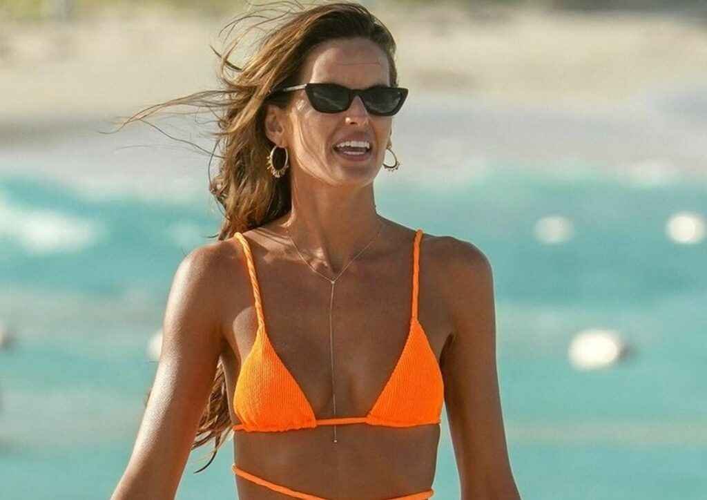 Izabel Goulart sexy dans un bikini orange