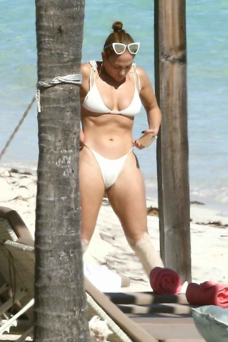 Jennifer Lopez dans un bikini blanc