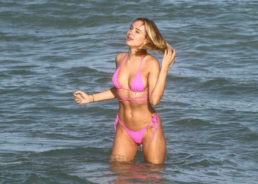 Kimberley Garner en bikini et les fesses à l'air