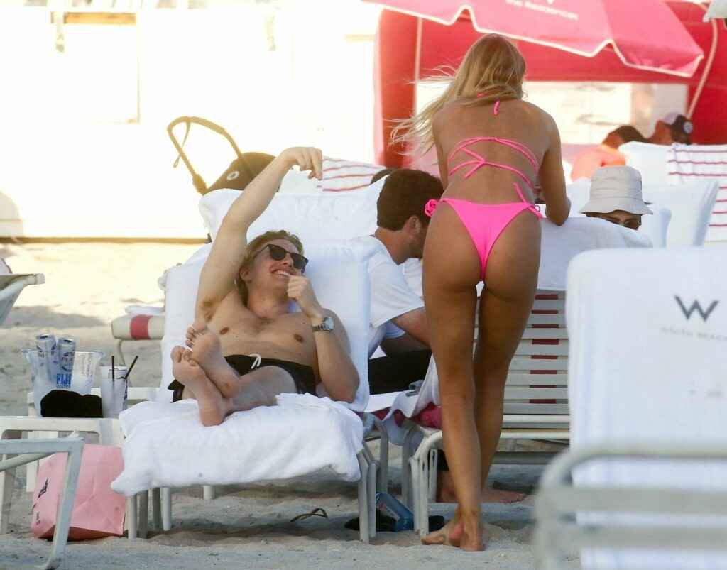 Kimberley Garner en bikini et les fesses à l'air