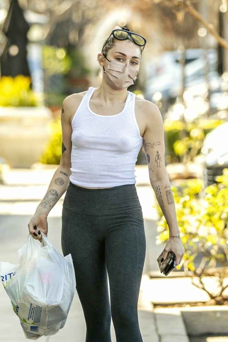 Miley Cyrus sans soutien-gorge à Calabasas