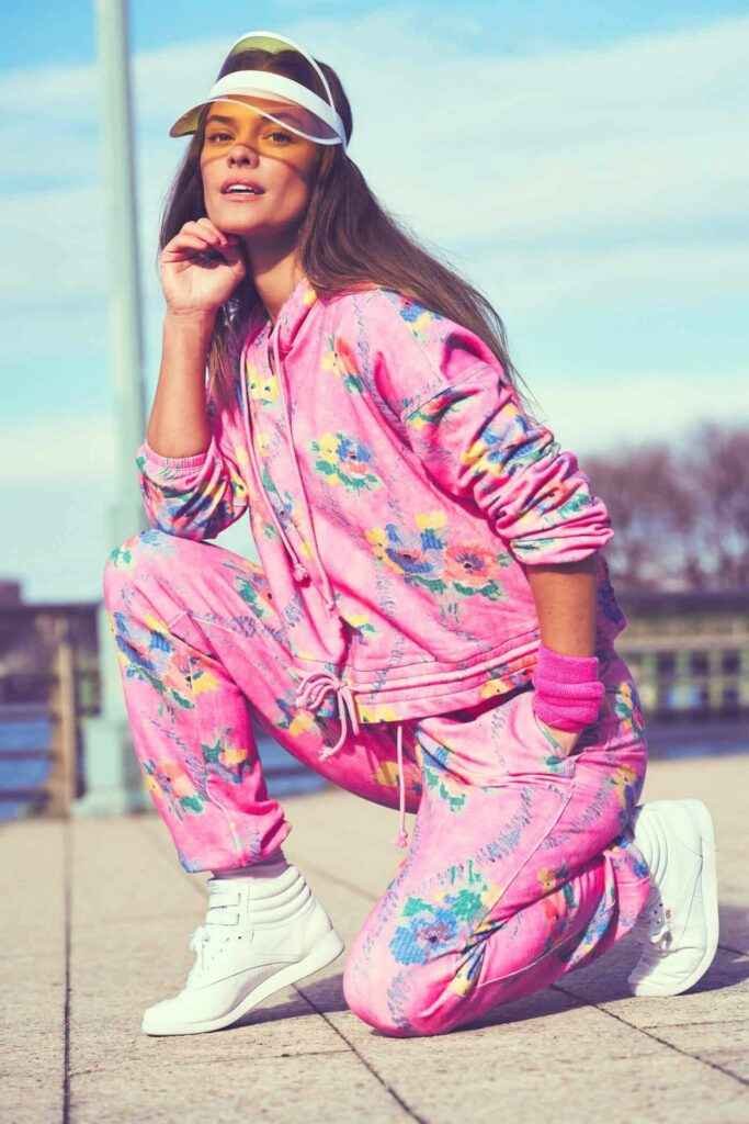 Nina Agdal sexy pour la collection Loveshack Fancy x Beach Riot Activewear