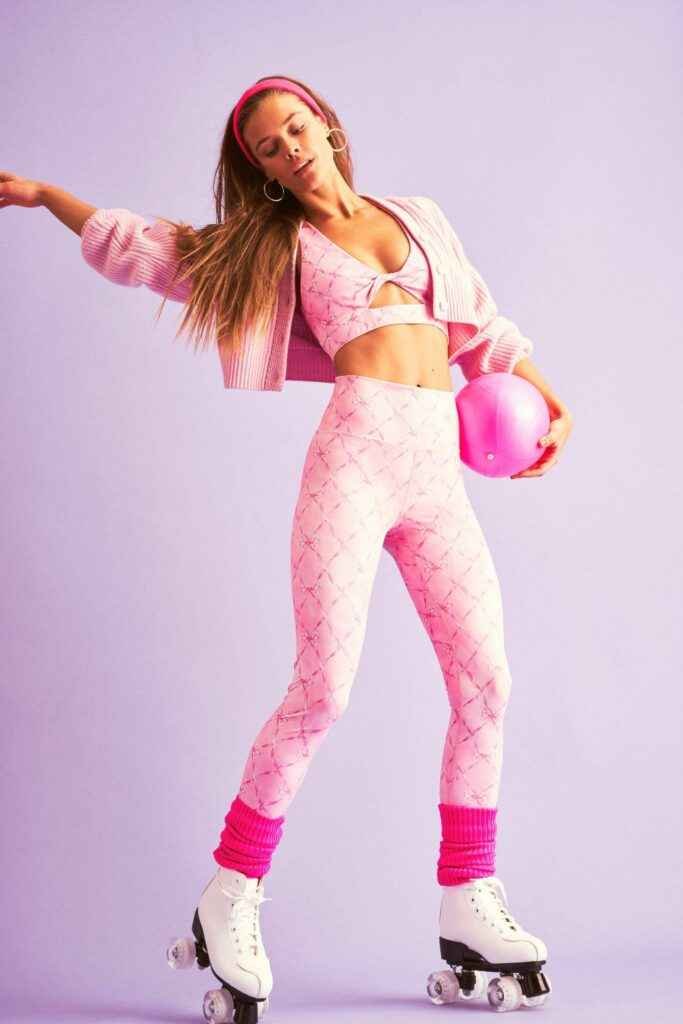 Nina Agdal sexy pour la collection Loveshack Fancy x Beach Riot Activewear