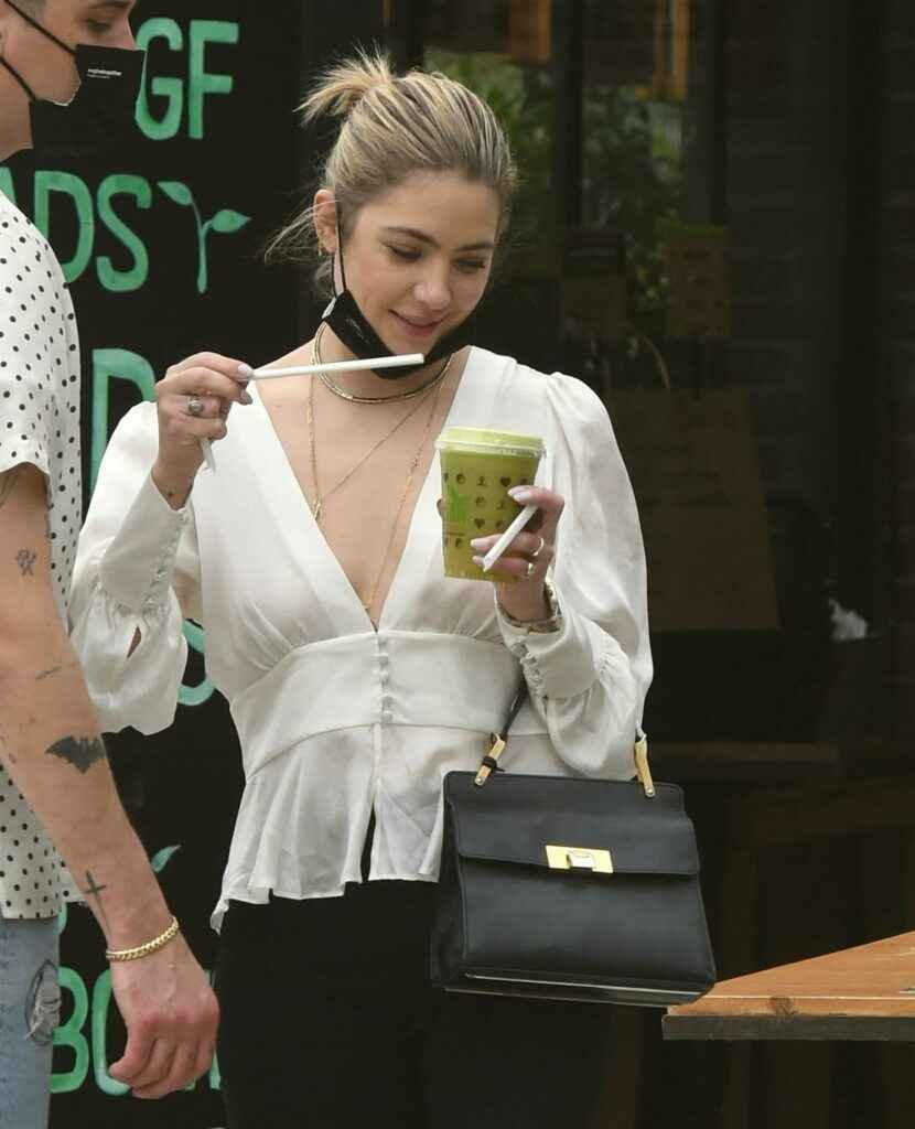 Ashley Benson se balade sans soutien-gorge