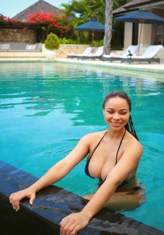 Crystal Westbrooks en bikini