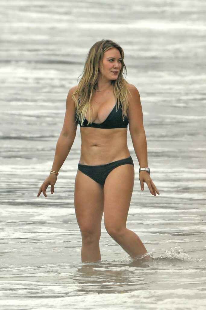 Hilary Duff en bikini à Malibu