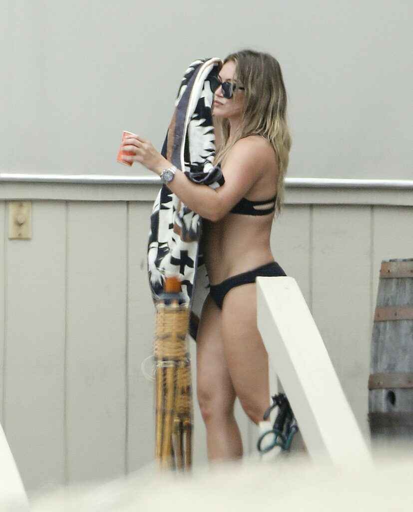 Hilary Duff en bikini à Malibu