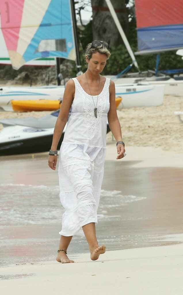 Lady Victoria Hervey : seins nus et bikini