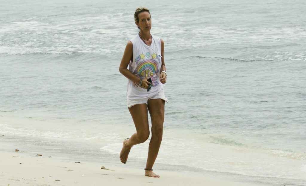 Lady Victoria Hervey : seins nus et bikini