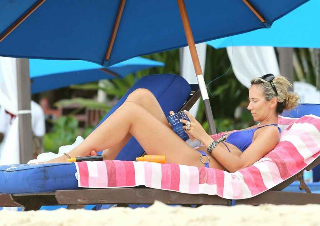 Lady Victoria Hervey : seins nus et bikini