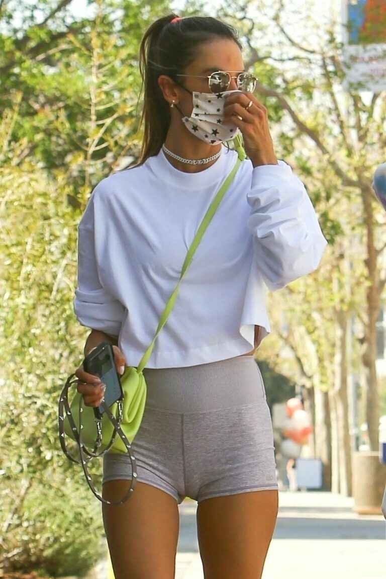 Alessandra Ambrosio dans un short super moulant