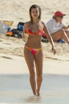 Hailey Baldwin en bikini aux Caraïbes