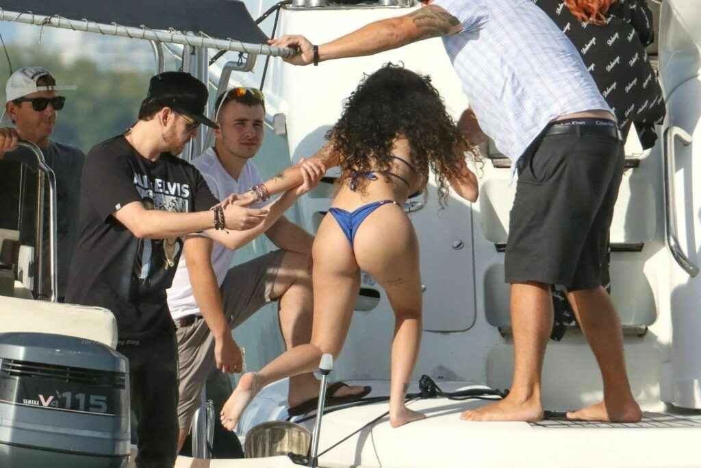 Malu Trevejoen bikini sur un yacht