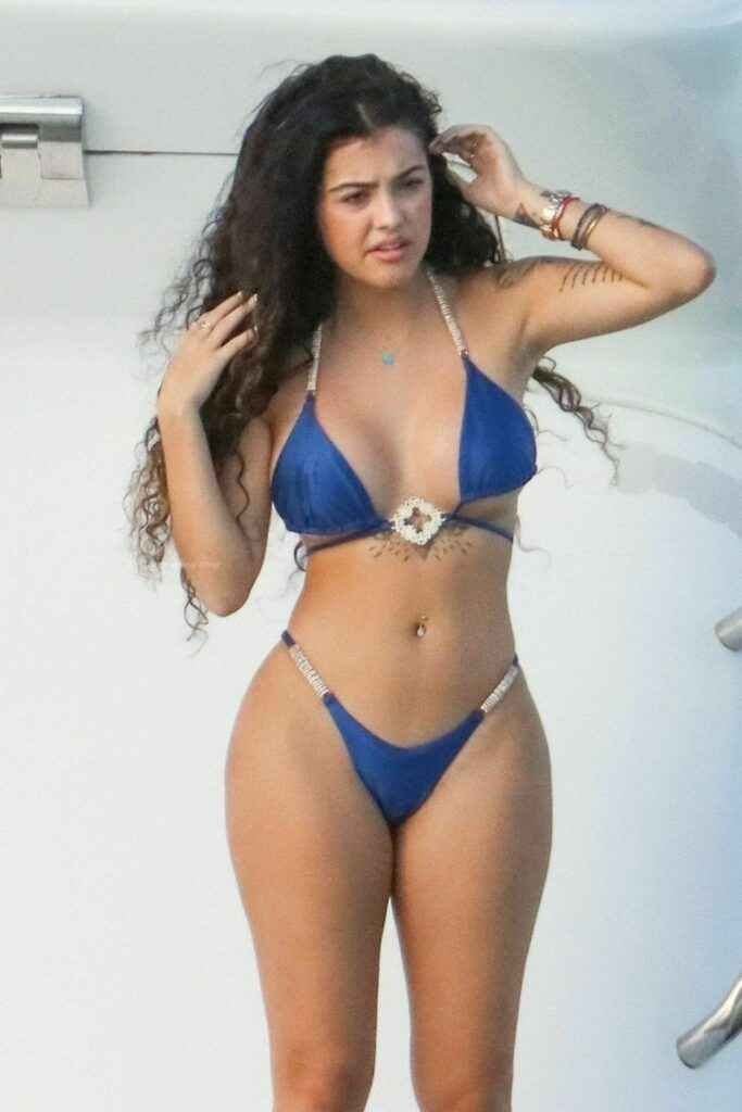 Malu Trevejoen bikini sur un yacht