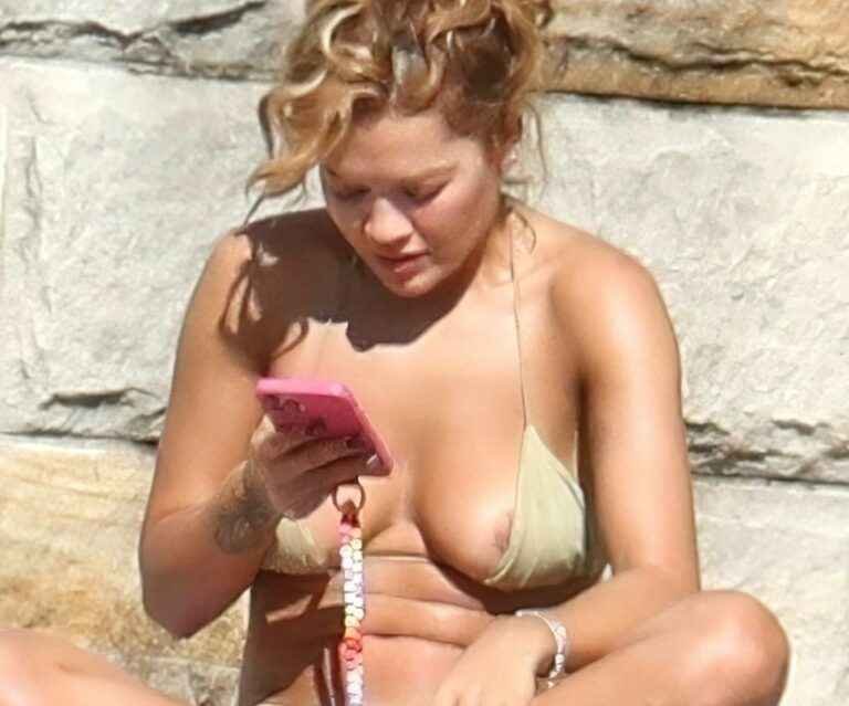 Rita Ora en bikini exhibe un sein nu et son joli cul