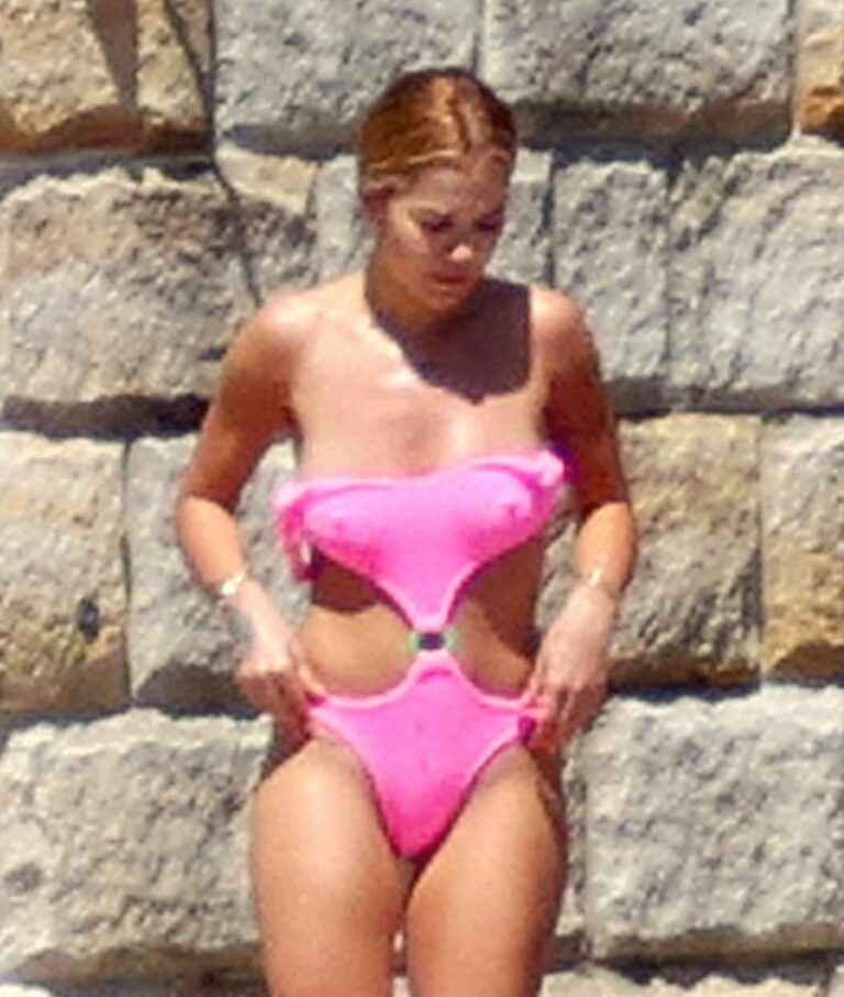 Rita Ora sexy en maillot de bain à Sydney