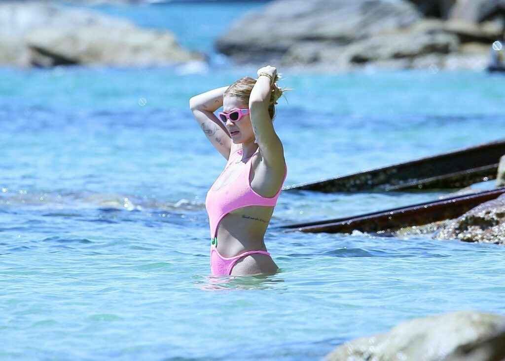 Rita Ora sexy en maillot de bain à Sydney