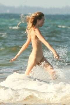 Candice Swanepoel nue à la plage