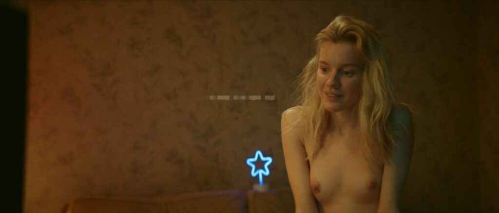 Elena Tronina nue dans Happy End