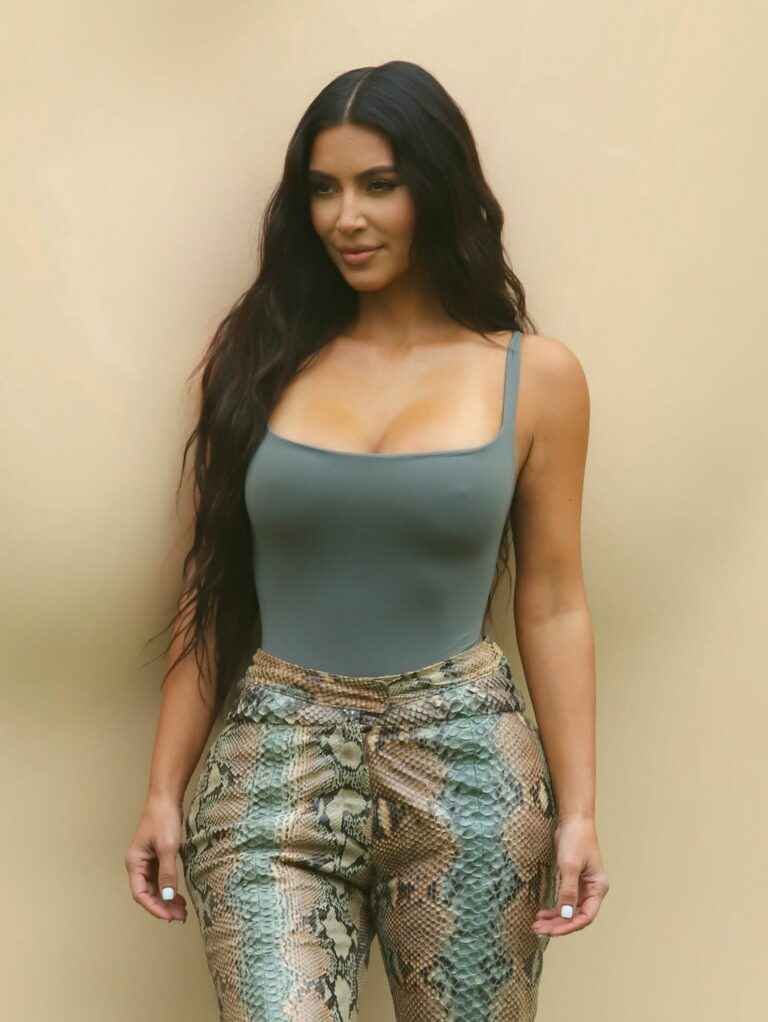 Kim Kardashian sexy sans soutien-gorge