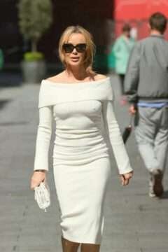 Amanda Holden a les seins qui pointent à Londres