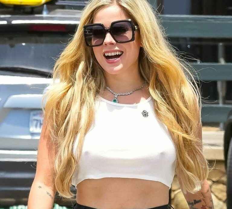 Avril Lavigne a les seins qui pointent à Malibu