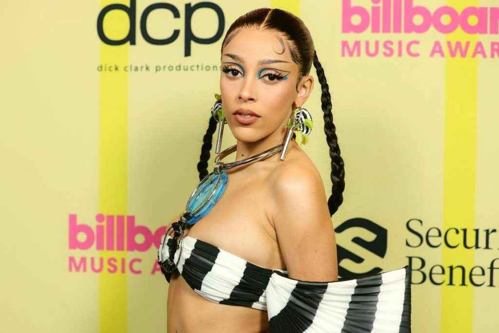 Doja Cat sexy aux Billboard Music Awards