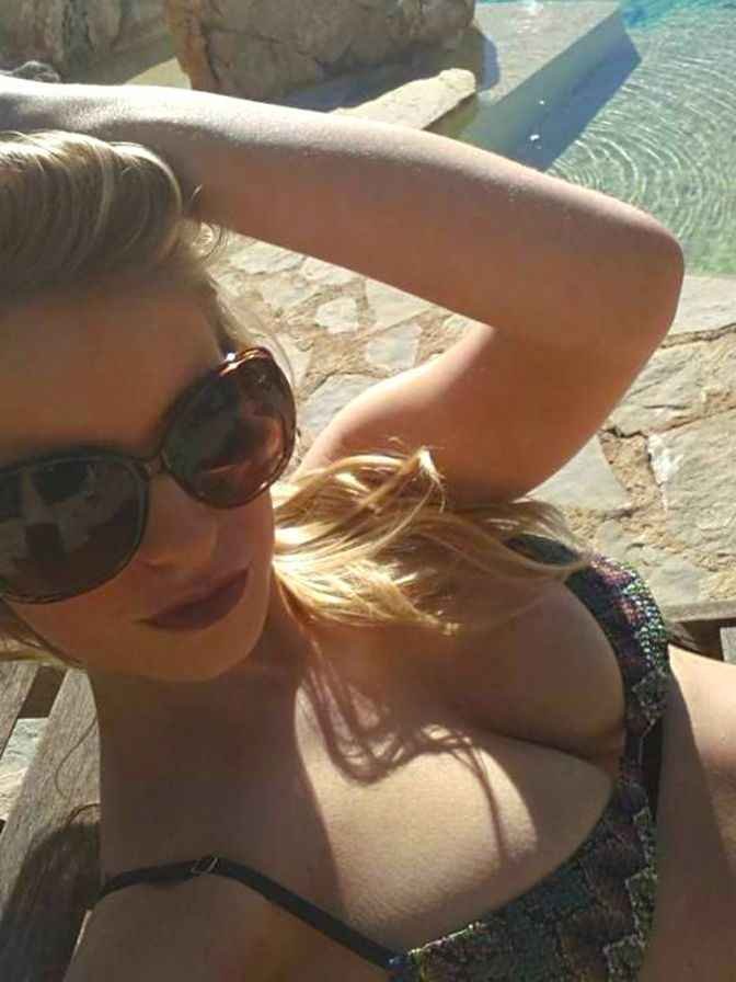 Jessica Davies fait des selfies seins nus