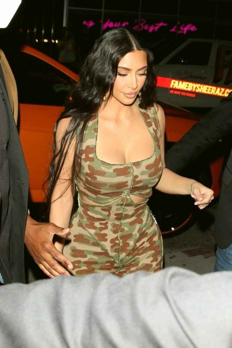 Kim Kardashian exhibe son décolleté à Hollywood