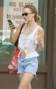 Lily-Rose Depp se balade sans soutien-gorge à Manhattan