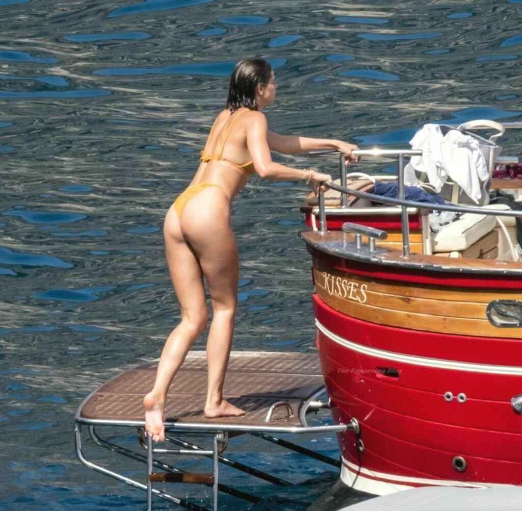 Taylor Hill en bikini à Positano