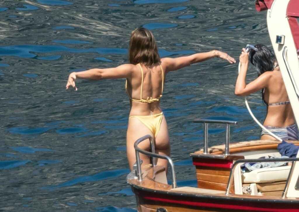 Taylor Hill en bikini à Positano