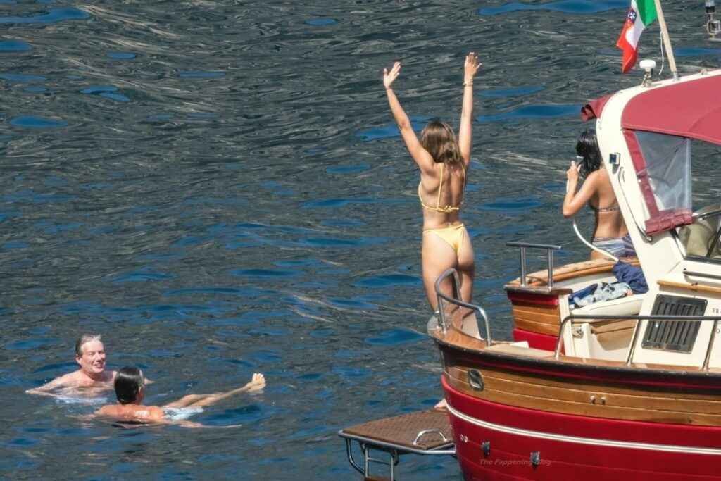 Taylor Hill en bikini à Positano