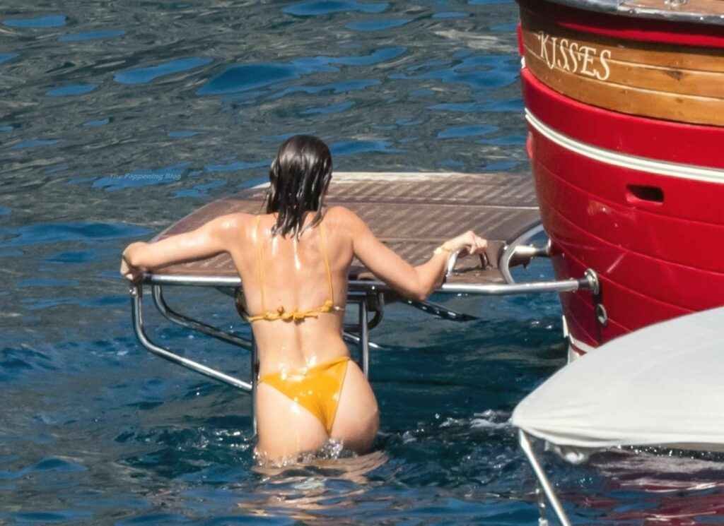 Taylor Hill en bikini à Positano