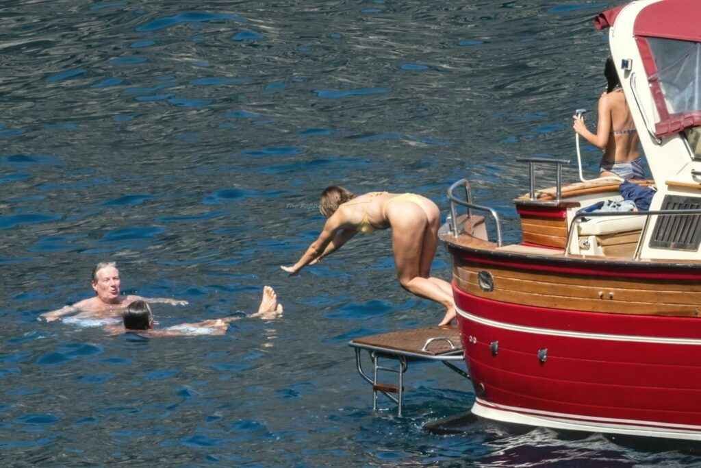 Taylor Hill en bikini à Positano