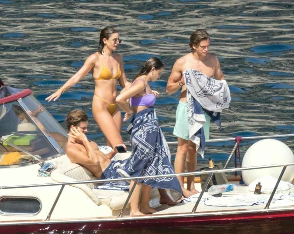 Taylor Hill en bikini à Positano