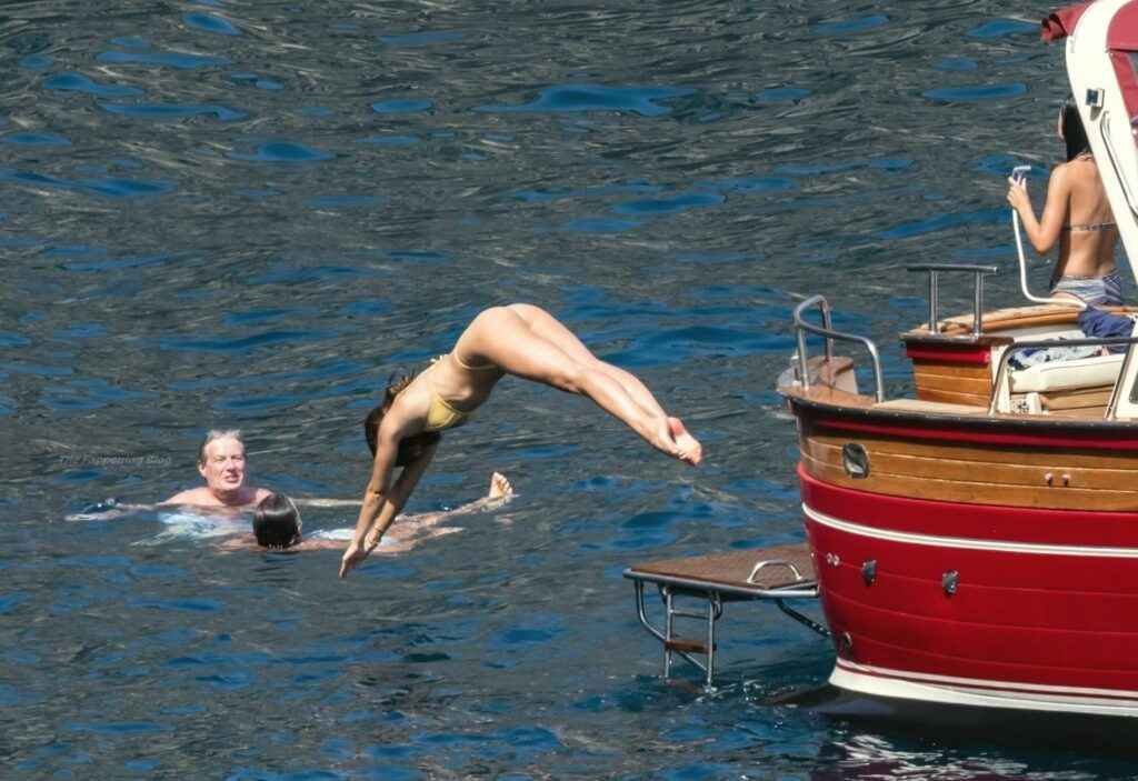 Taylor Hill en bikini à Positano