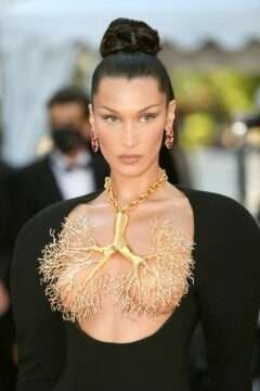 Bella Hadid exhibe ses seins au Festival de Cannes