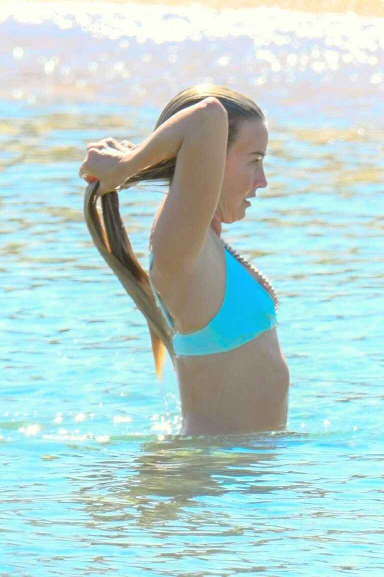 Oups ! Julianne Hough en bikini exhibe un sein nu