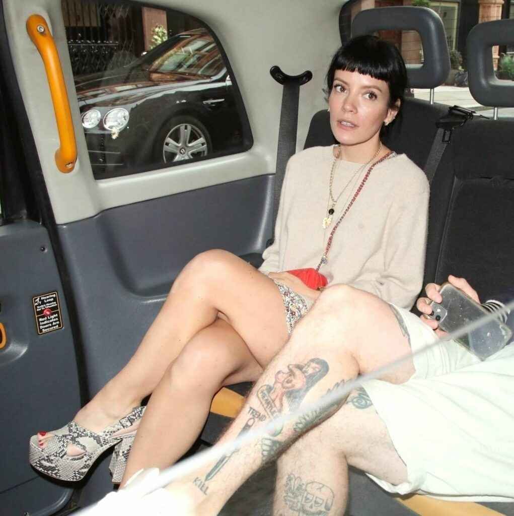 Lily Allen exhibe ses jambes nues à Londres