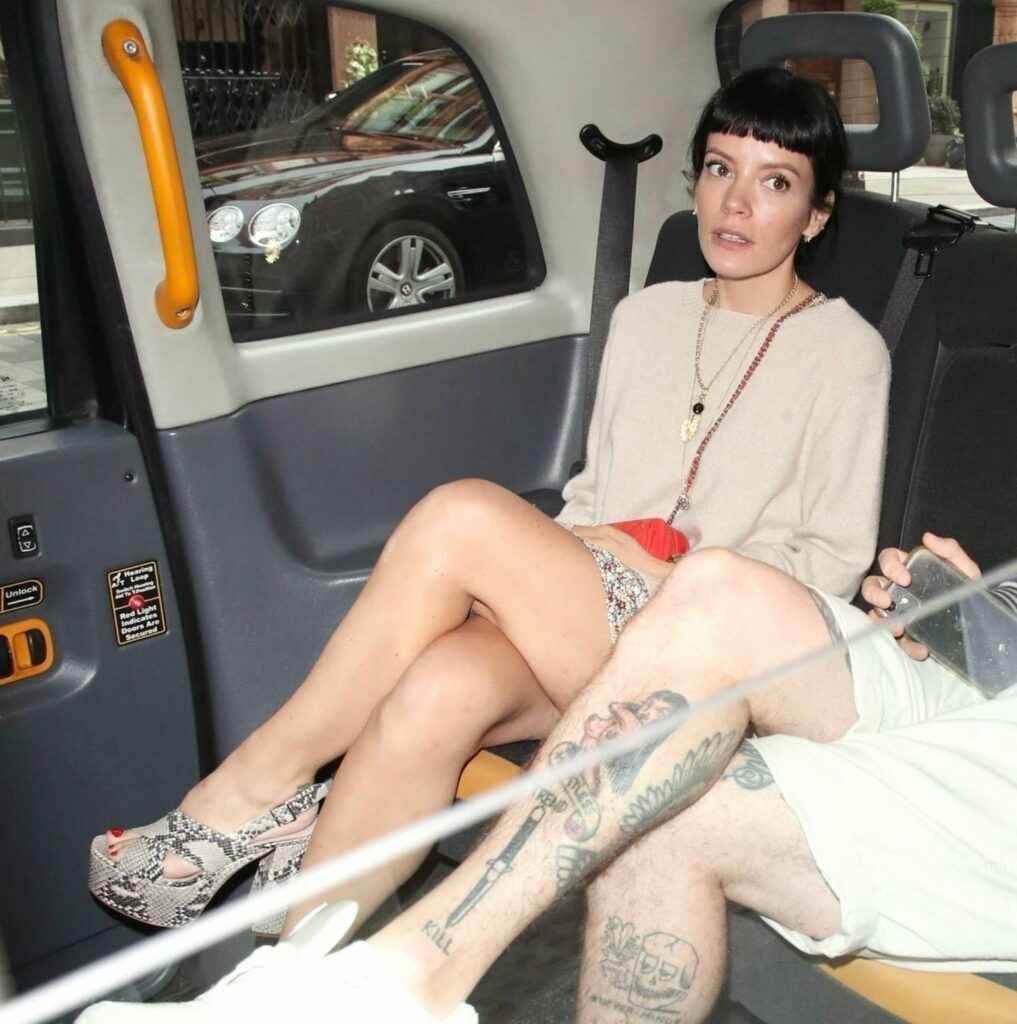 Lily Allen exhibe ses jambes nues à Londres