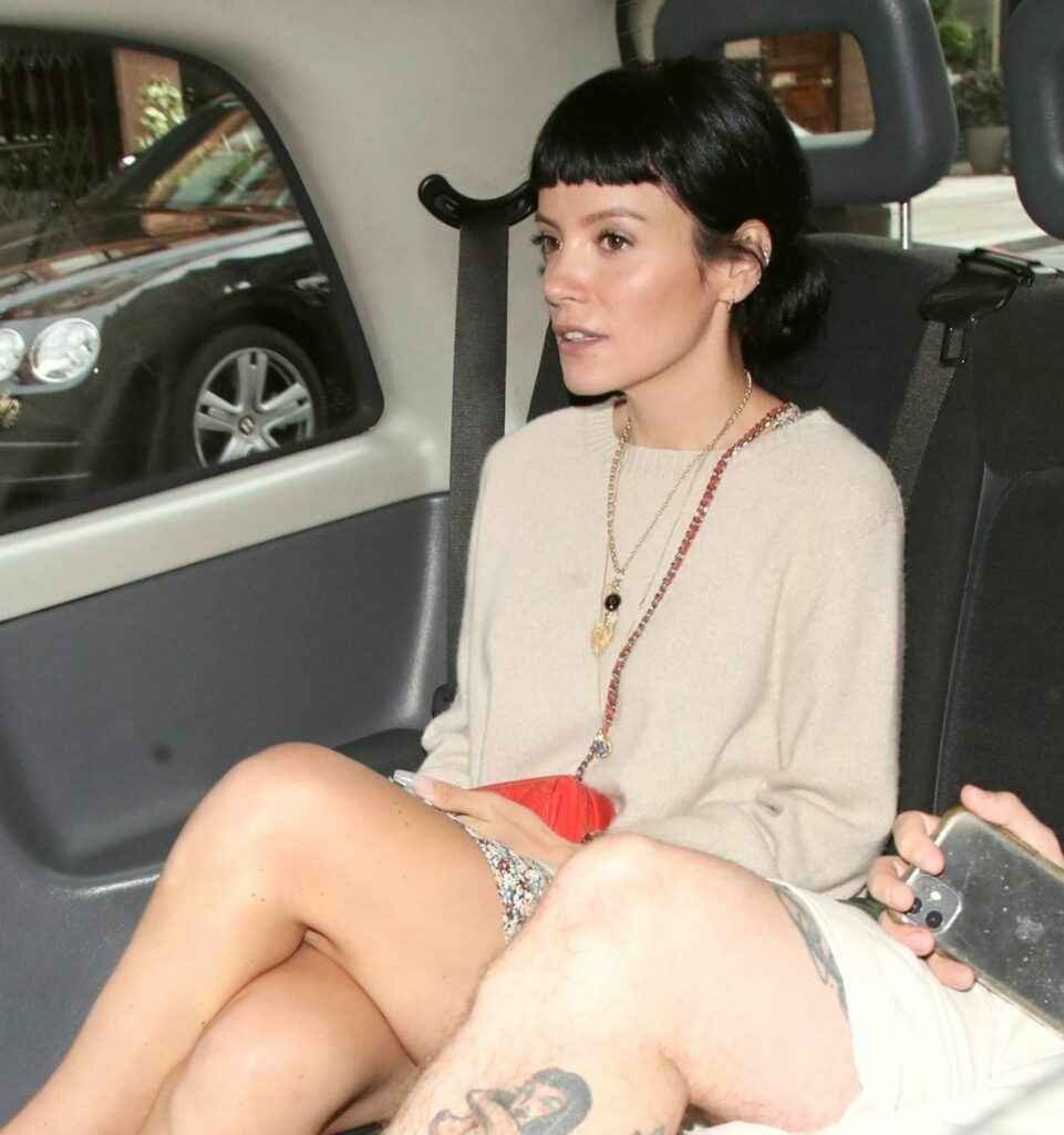 Lily Allen exhibe ses jambes nues à Londres