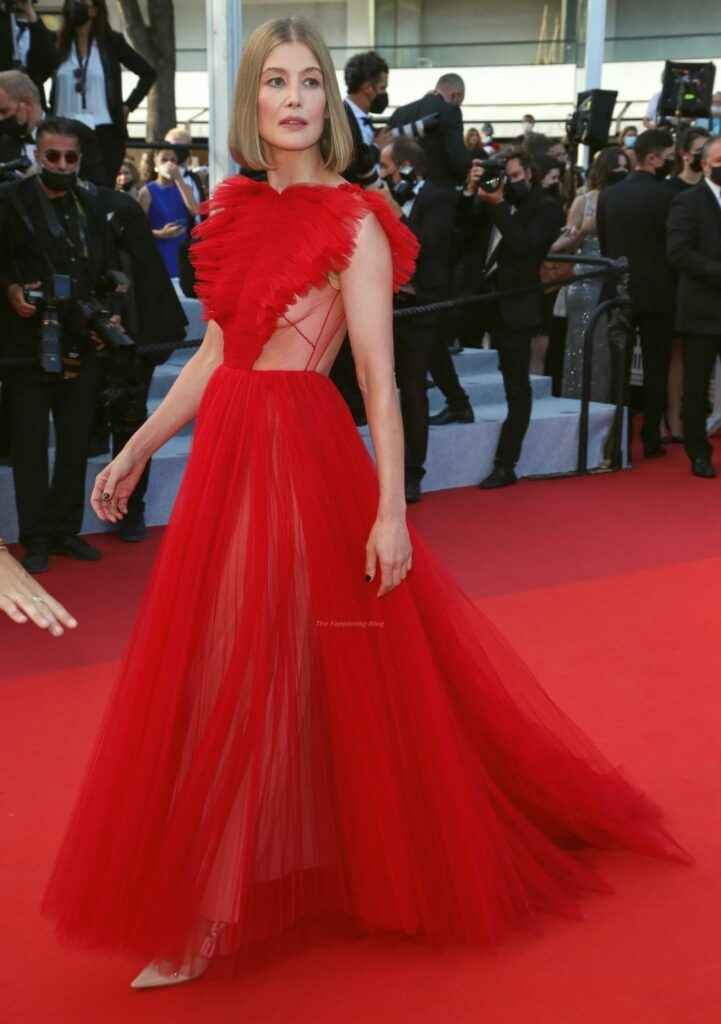 Rosamund Pike sans soutien-gorge au Festival de Cannes