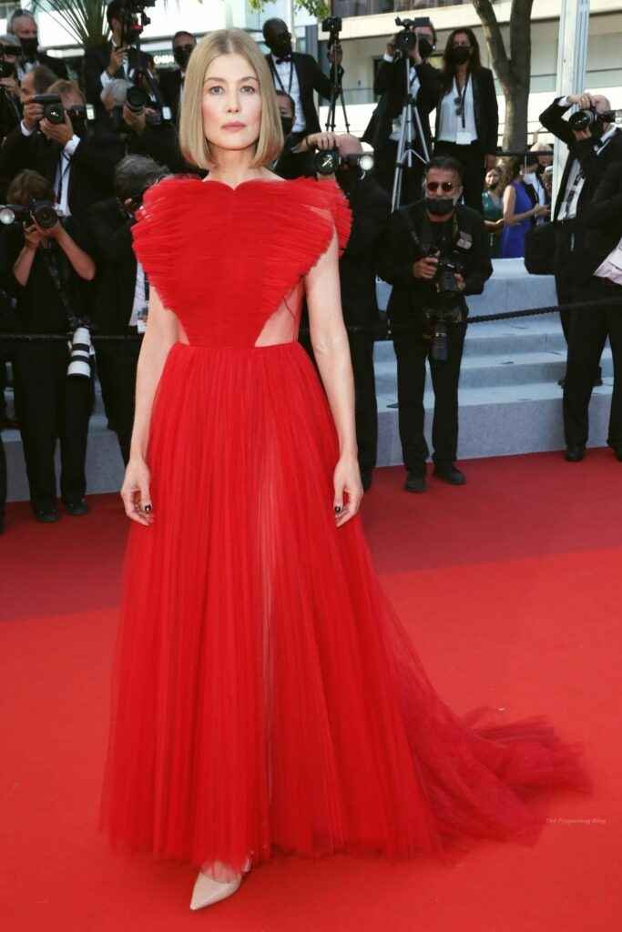 Rosamund Pike sans soutien-gorge au Festival de Cannes