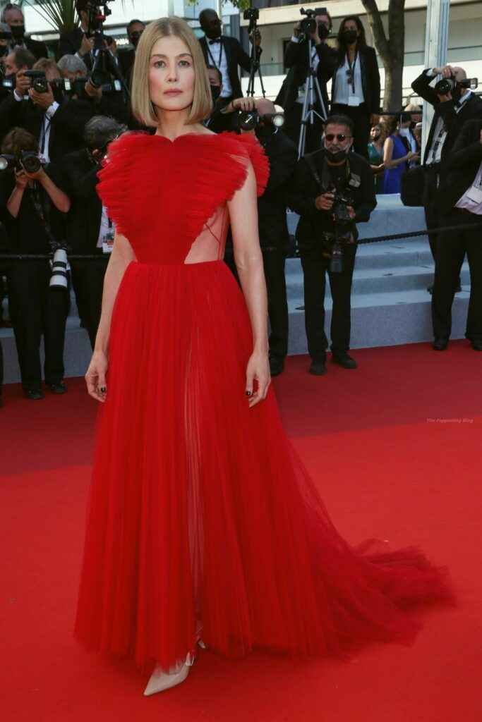 Rosamund Pike sans soutien-gorge au Festival de Cannes