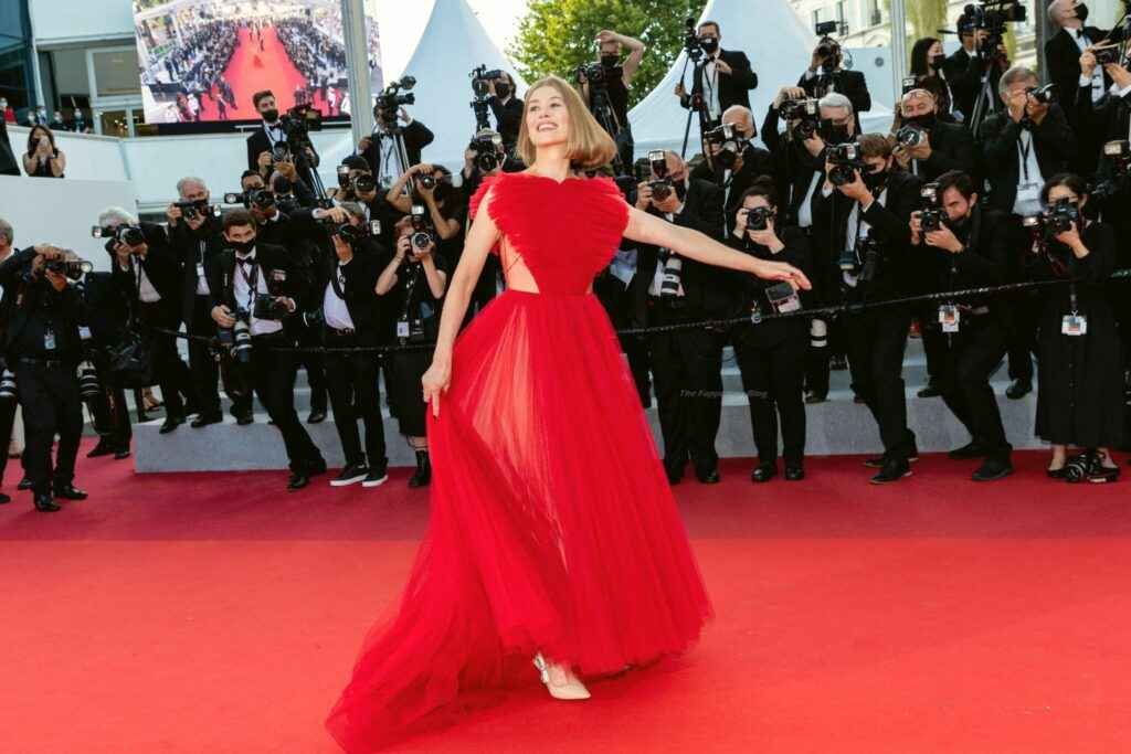 Rosamund Pike sans soutien-gorge au Festival de Cannes