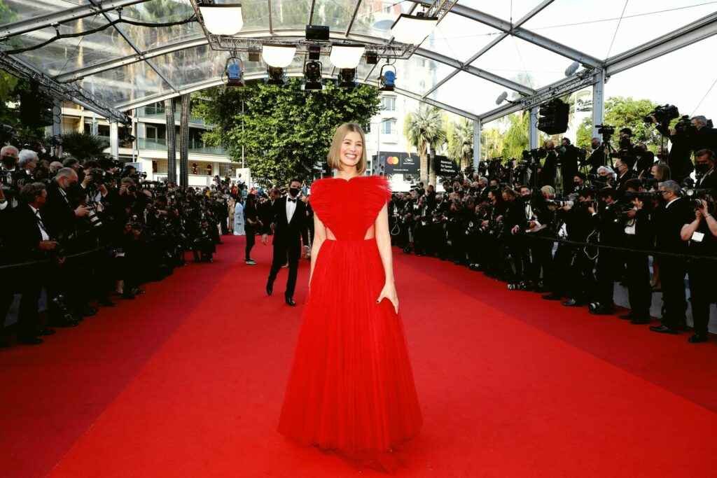 Rosamund Pike sans soutien-gorge au Festival de Cannes