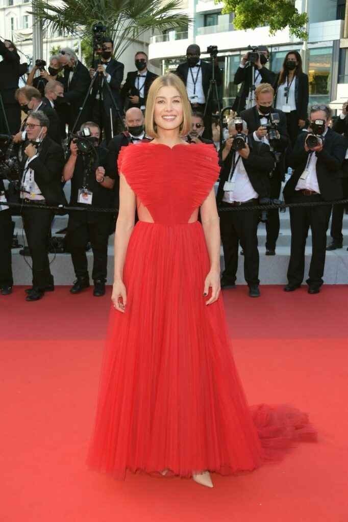 Rosamund Pike sans soutien-gorge au Festival de Cannes