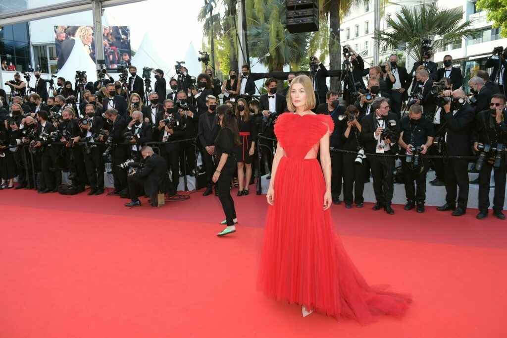 Rosamund Pike sans soutien-gorge au Festival de Cannes