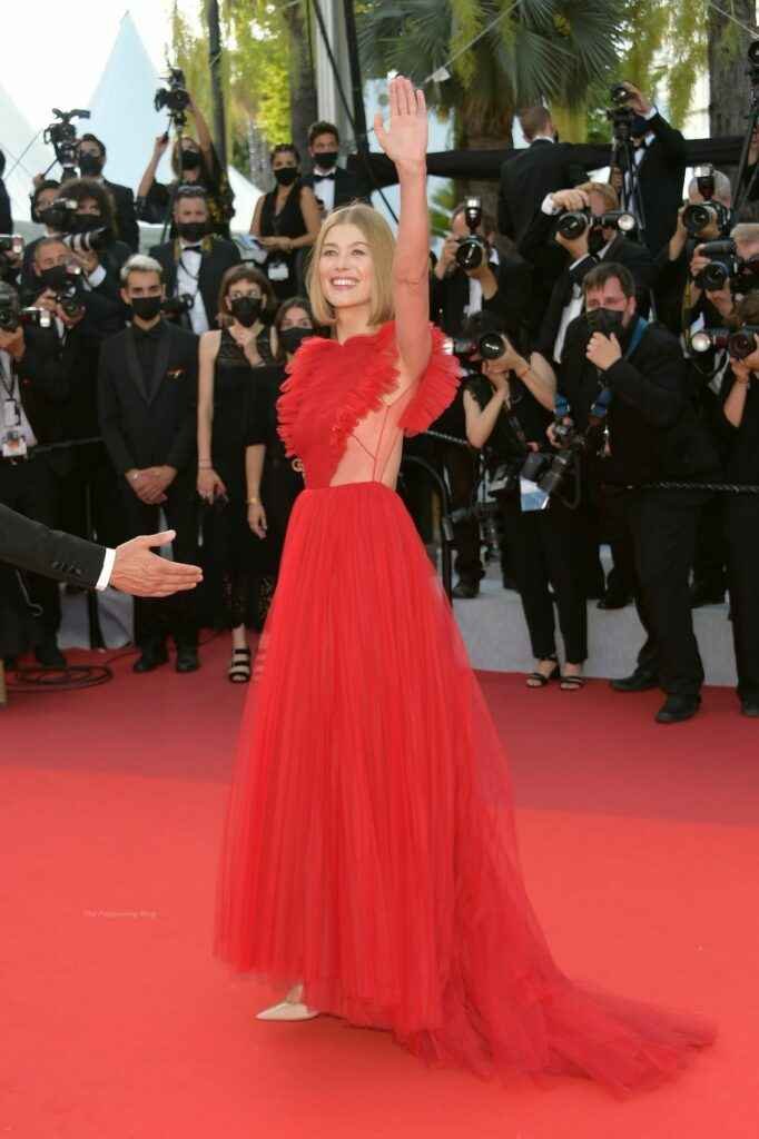 Rosamund Pike sans soutien-gorge au Festival de Cannes